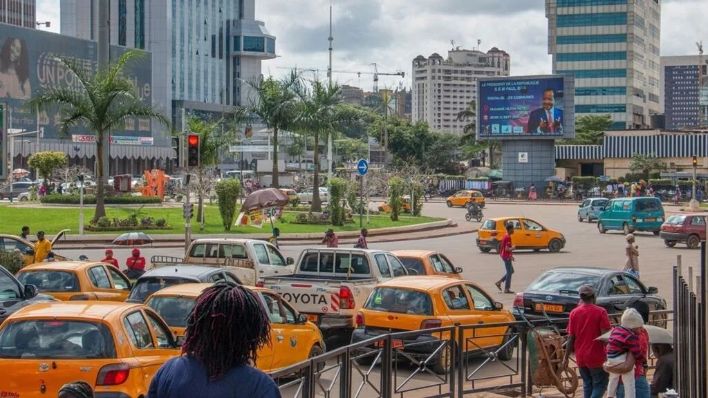 Taxi jaune à Yaoundé avec des passagers