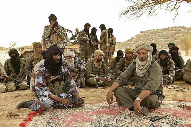 Combattants touaregs en discussion sous un arbre