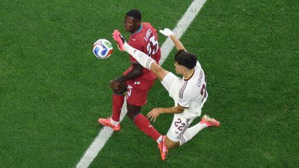 Le latéral portugais Nuno Mendes en duel avec un joueur espagnol lors du choc des 8e de finale de la coupe du monde 2026