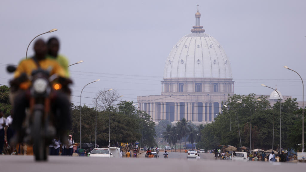 Vue aérienne de la basilique Notre-Dame de la Paix à Yamoussoukro, symbole du patrimoine ivoirien