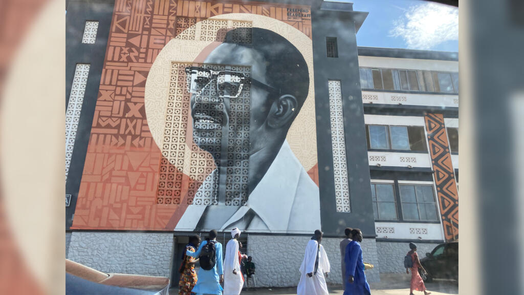 Une fresque murale représentant Cheikh Anta Diop à l’entrée de l’université de Dakar, symbole de son héritage intellectuel.