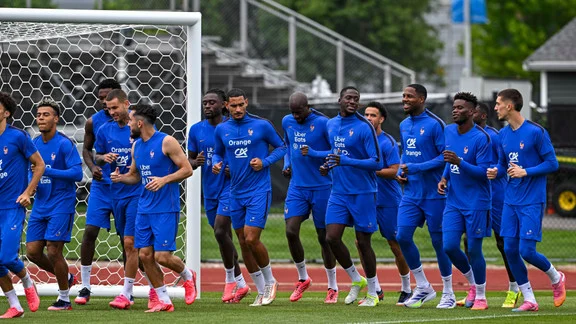 Lucas Digne en discussion avec ses coéquipiers de l'équipe de France