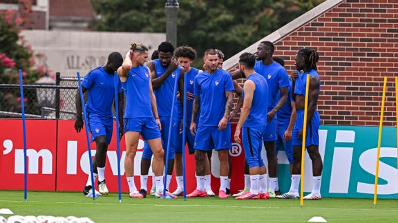 Lucas Digne en discussion avec des coéquipiers lors d'un match