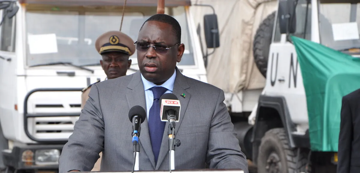 Portrait de Macky Sall, ancien président du Sénégal, en discussion avec Bassirou Diomaye Faye, président actuel