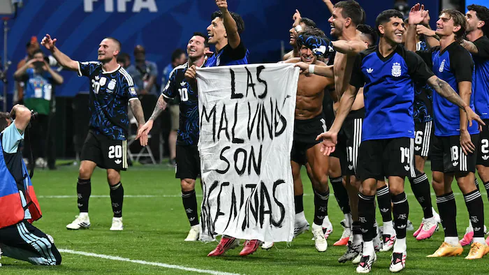 Les joueurs argentins déploient une banderole revendiquant les Malouines lors de leur célébration