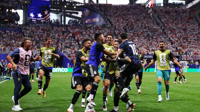 Les joueurs argentins célèbrent leur deuxième but en fin de match contre l’Angleterre