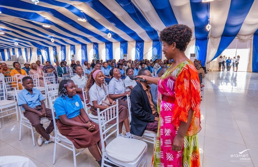 Élèves primés lors d’une cérémonie organisée par Comilog à Moanda au Gabon