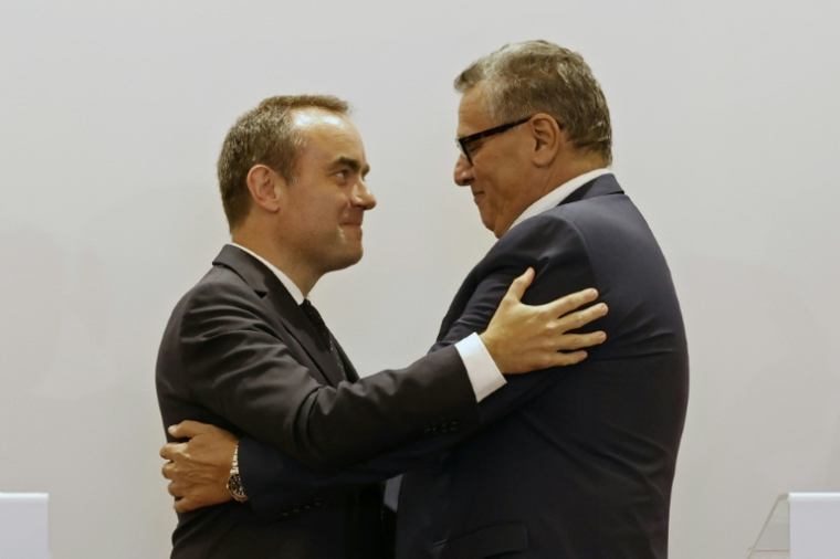 Le Premier ministre français Sébastien Lecornu (à gauche) et son homologue marocain Aziz Akhannouch échangent une poignée de main lors d'une conférence de presse à Rabat