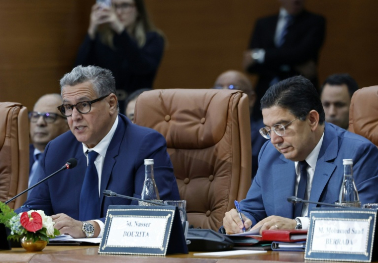 Le Premier ministre marocain Aziz Akhannouch (à gauche) et le ministre des Affaires étrangères Nasser Bourita lors d'une réunion avec la délégation française à Rabat