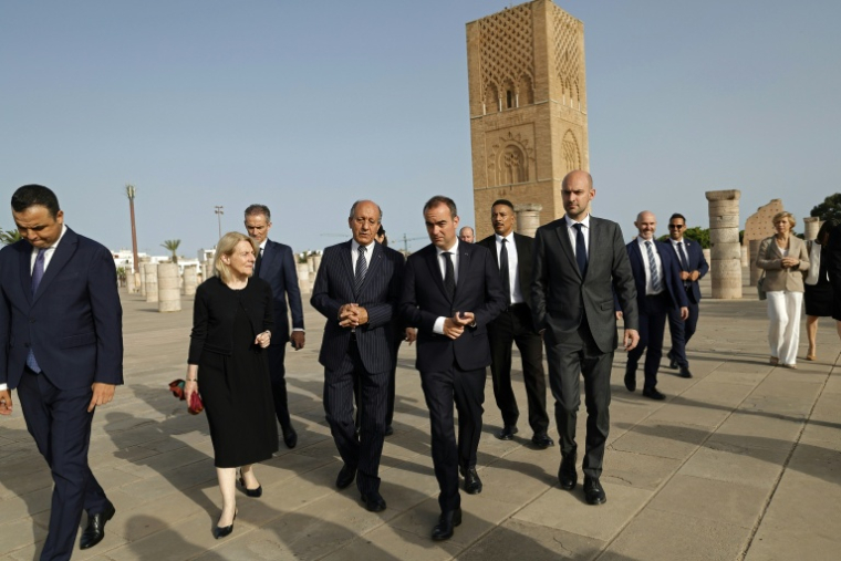 Le Premier ministre français Sébastien Lecornu (au centre) et sa délégation devant le Mausolée royal de Rabat