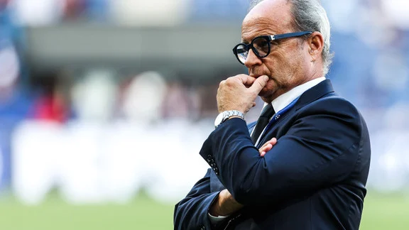 Luis Campos, directeur sportif du PSG, en discussion