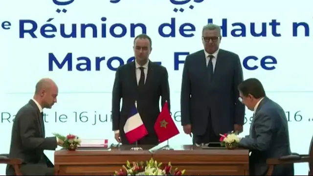 deux dirigeants lors de la signature d'accords