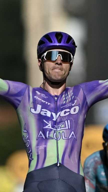 Le Suisse Mauro Schmid, issu de l'échappée, a remporté la treizième étape du Tour de France en battant le Colombien Harold Tejada au sprint vendredi à Belfort. (JEFF PACHOUD / AFP)