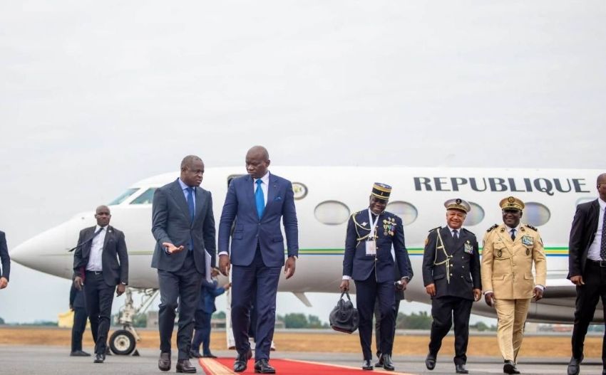 Président gabonais revenant à Libreville