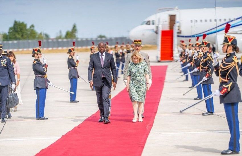 Le président gabonais Brice Clotaire Oligui Nguema et la ministre française de la Culture lors d'une rencontre diplomatique