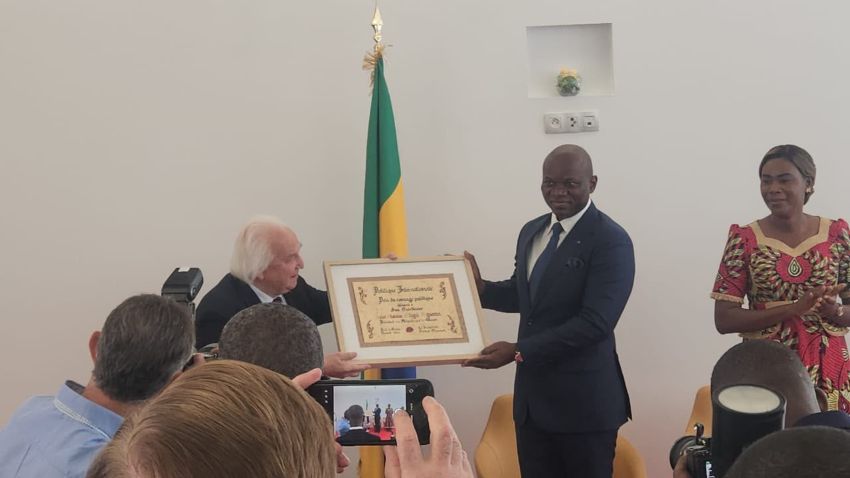 Le président gabonais Brice Clotaire Oligui Nguema recevant un prix