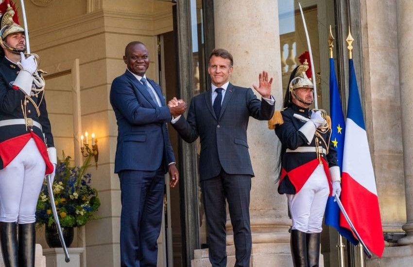 Les présidents Macron et Oligui Nguema devant l’Élysée