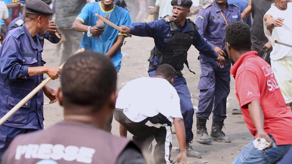 Manifestation à Kinshasa entre forces de l'ordre et manifestants en juin 2026, illustration des tensions politiques