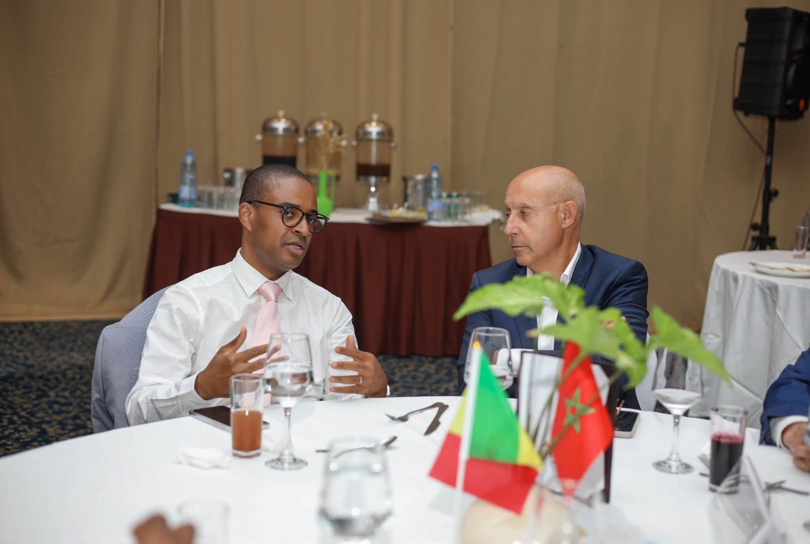 Délégations Mali Maroc en discussion