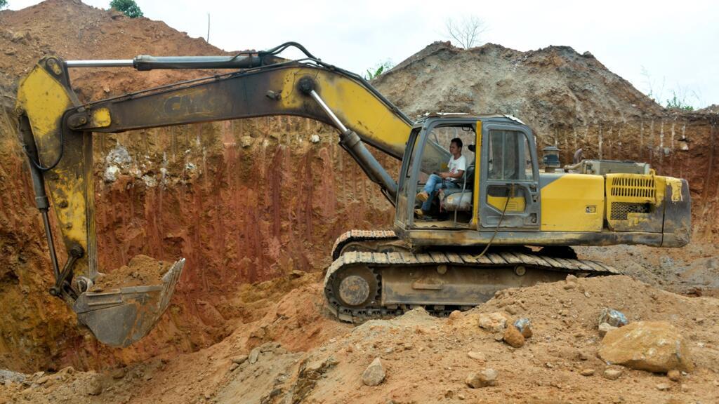 Un employé chinois opérant un bulldozer sur un site minier à Betare Oya, au Cameroun, en avril 2018.