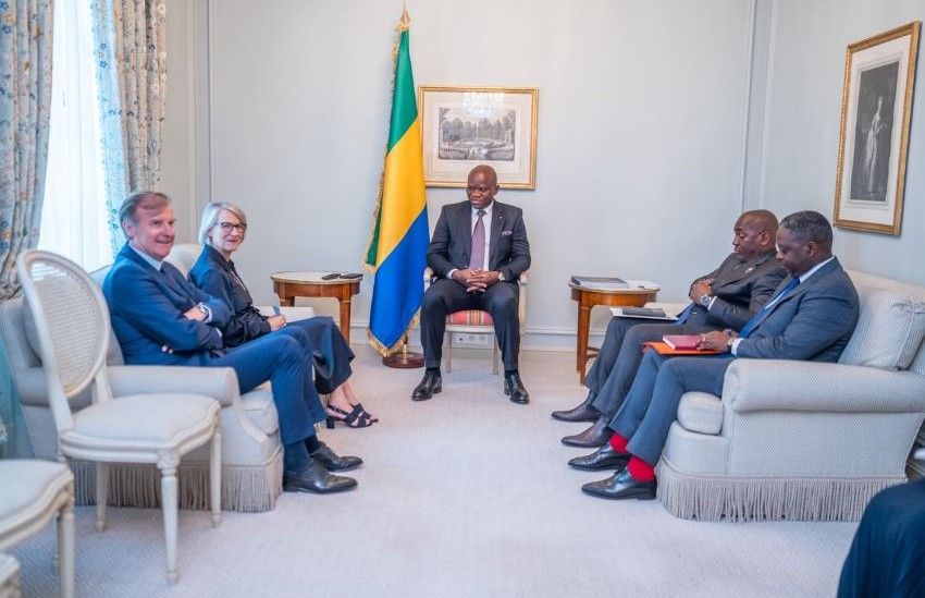 Le président gabonais Oligui Nguema recevant Anne Rigail, directrice générale d'Air France