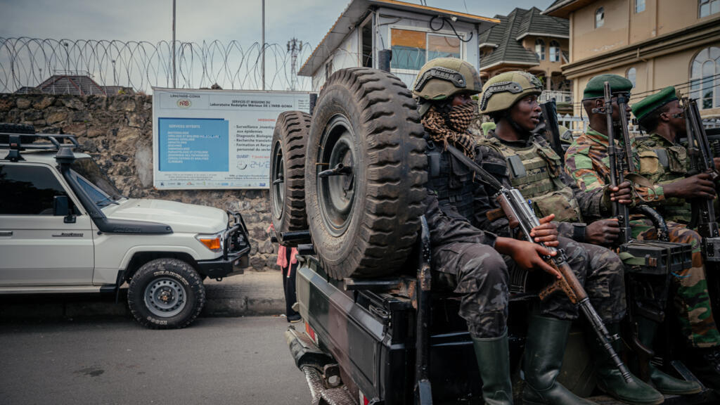 Des soldats de l'AFC/M23 patrouillent près du laboratoire Rodolphe Mérieux, de l'Institut national de recherche biomédicale (INRB), à Goma.