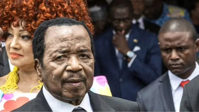 Paul Biya lors d'une apparition publique au Cameroun entouré de responsables et de son épouse Chantal Biya