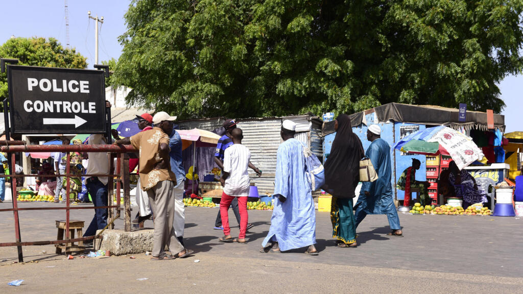 À Karang, au Sénégal, un contrôle de police permet aux voyageurs de se rendre en Gambie.
