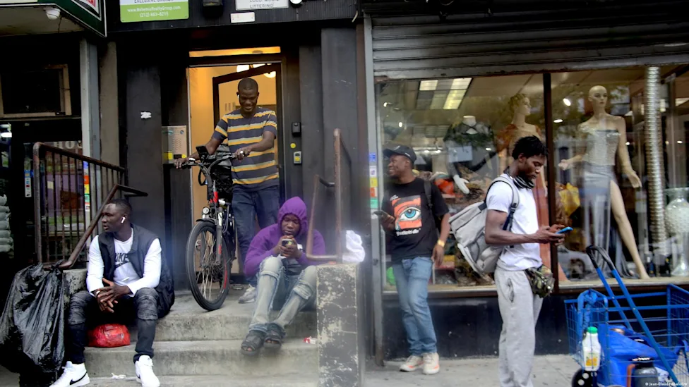 Portrait de migrants africains en discussion