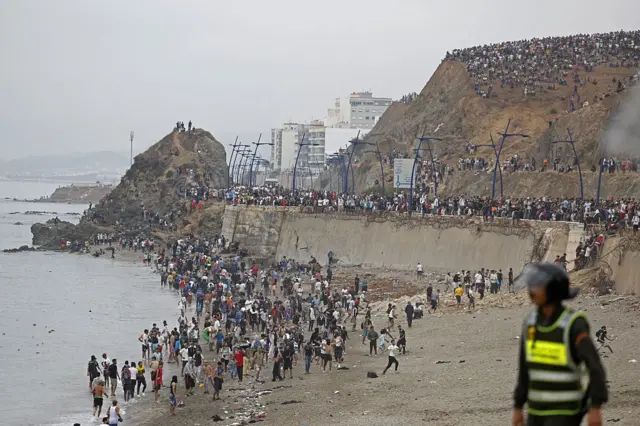 Des migrants au Maroc, près de la frontière avec Ceuta, tentent de passer en territoire espagnol.