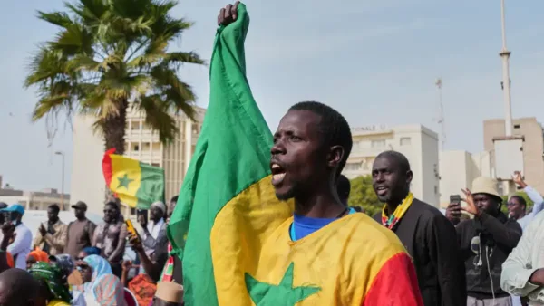 Un manifestant scande des slogans anti-gays lors d'une manifestation à Dakar au Sénégal