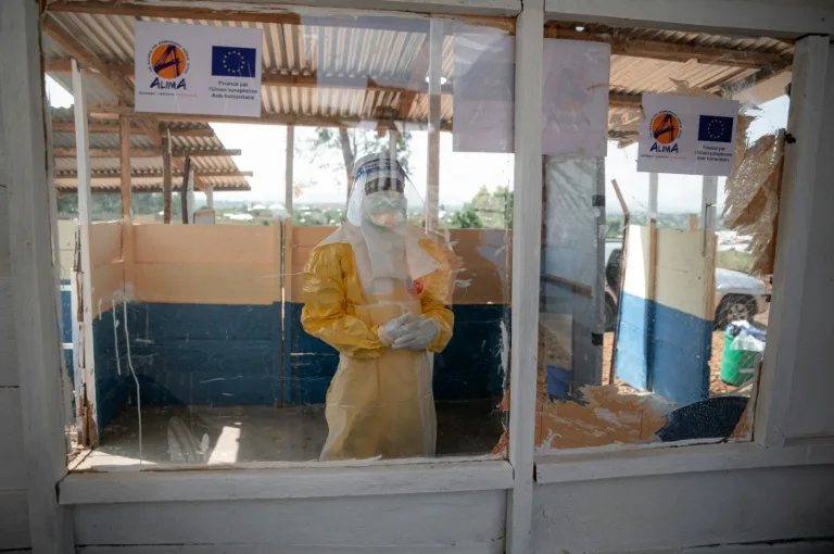 Soignant en combinaison de protection contre Ebola en République démocratique du Congo