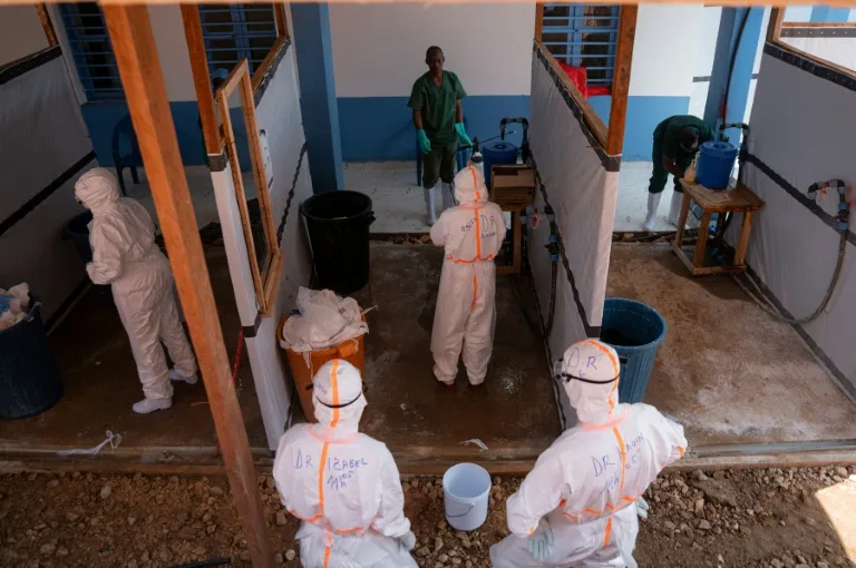 Infirmier soignant un patient en RDC