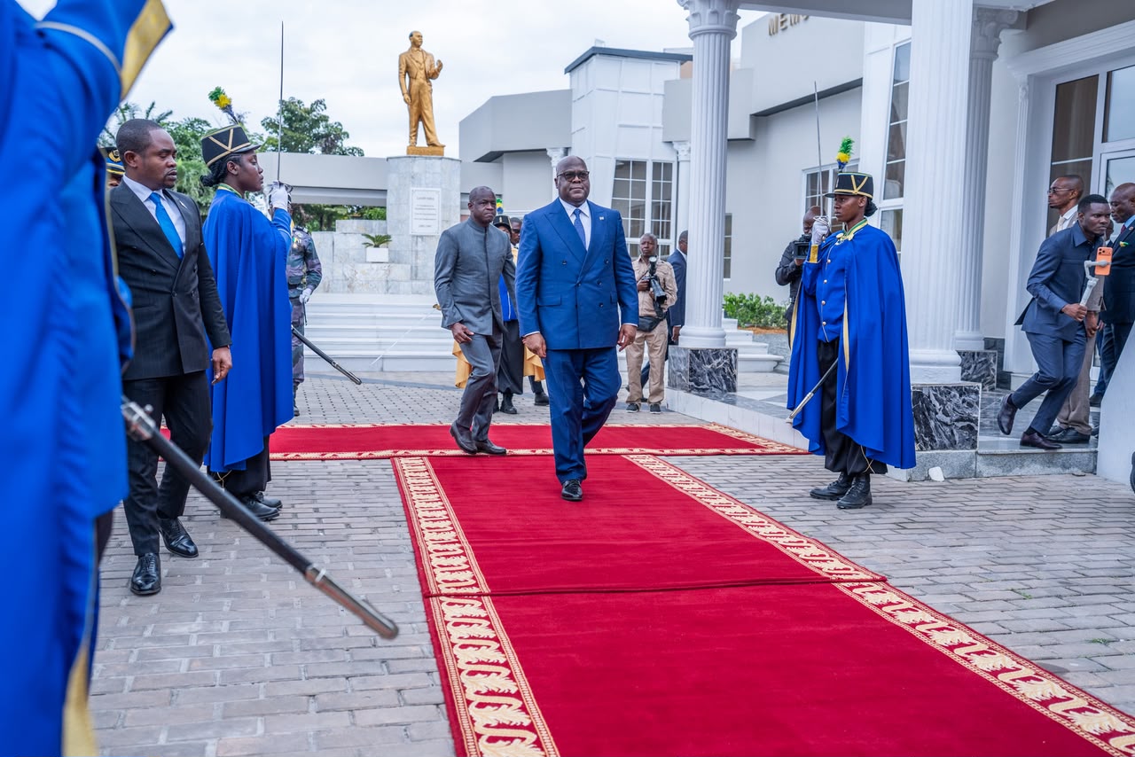 Rencontre entre Félix-Antoine Tshisekedi et Brice Clotaire Oligui Nguema à l’aéroport de Libreville