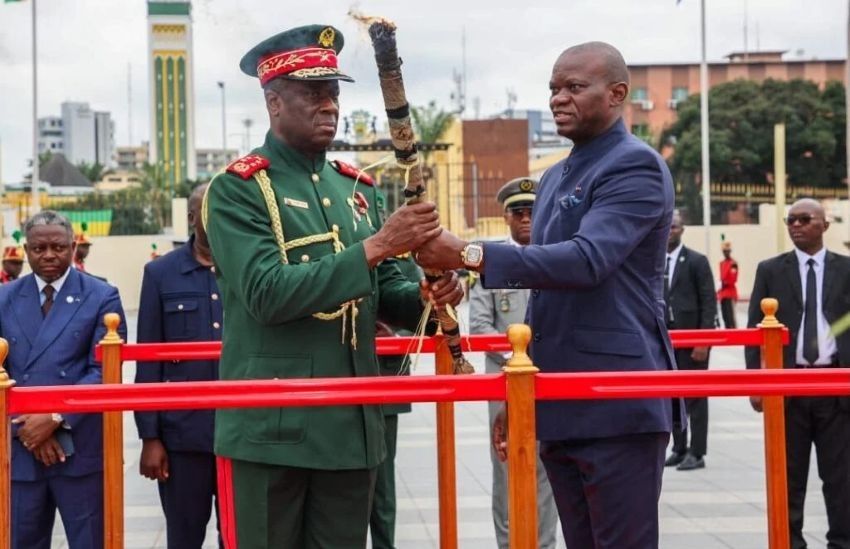 Le président gabonais Oligui Nguema et le dirigeant bissau-guinéen lors d'une rencontre officielle
