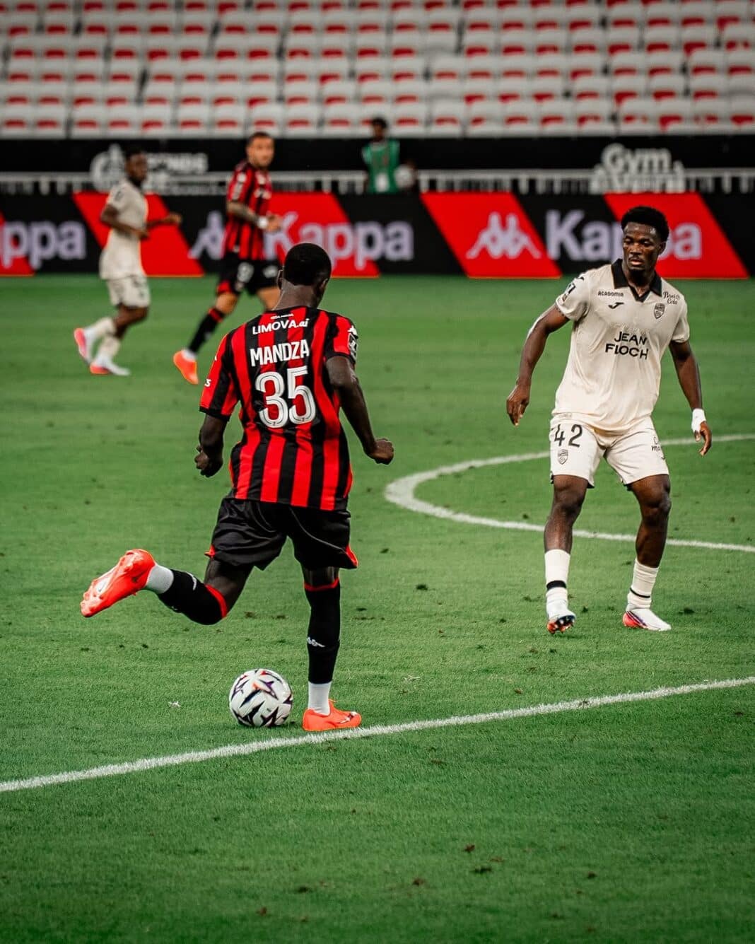 Junior Mandza en action contre le FC Lorient.