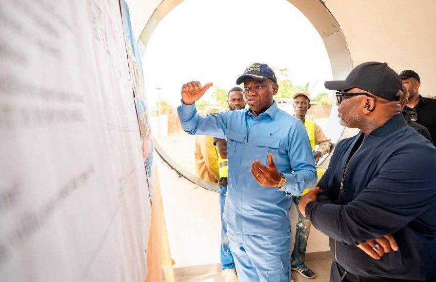 Le président gabonais Brice Clotaire Oligui Nguema visitant les chantiers de Franceville
