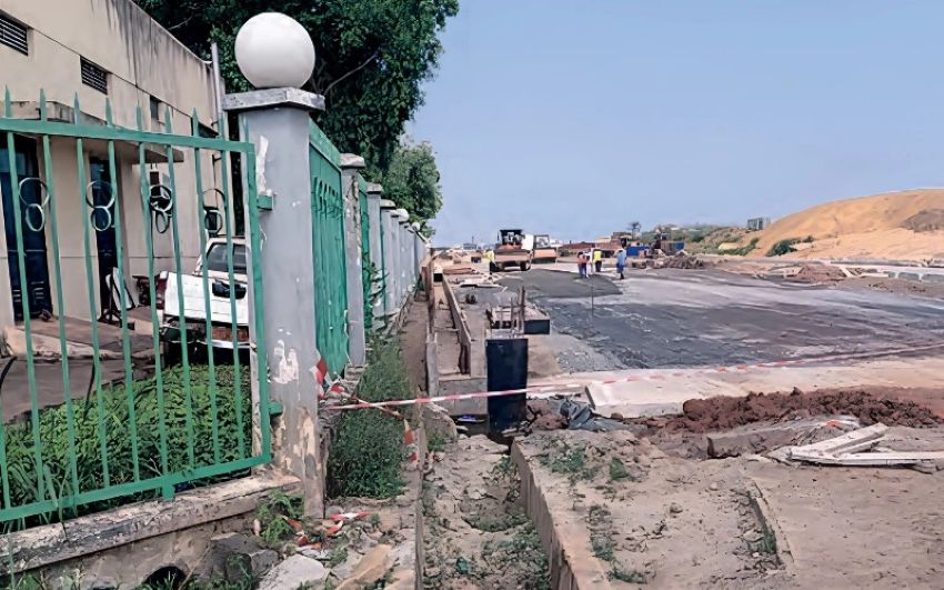 Chantier du Boulevard de la Transition à Libreville avec vue sur l'Assemblée nationale